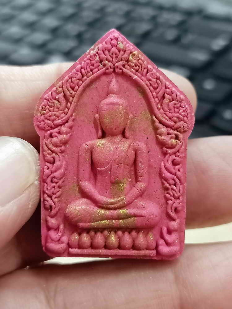 2-1695 วัดใจ 100 พระผงขุนแผน หลังยันต์แก้วชิงดวง เศรษฐีพันล้าน พระอาจารย์อนุวัฒน์ วัดทางเรือ จ.อ่างทอง 2567 ชมพู หมายเลข 138 กล่องเดิม