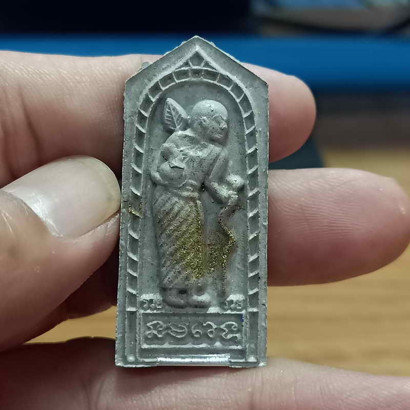 2-522 วัดใจ 100 พระผงสีวลี หลังยันต์ห้า(รุ่นแรก) ทีมพี่เสือสร้าง หลวงพ่อรวย วัดมาบตะพุด จ.ระยอง ปี 2566 เนื้อผงธูปตะกรุดเงินแท้ หมายเลข 81 กล่องเดิม