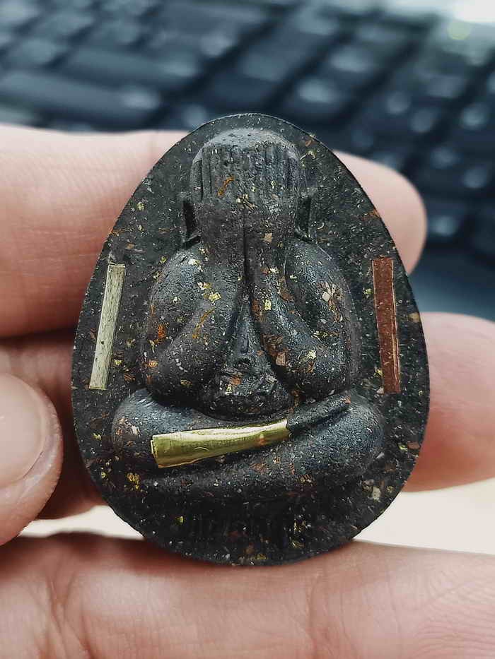 2-1500 วัดใจ 100 พระปิดตาปลดหนี้ รุ่นอิ่มทรัพย์ หลวงปู่อิ่ม วัดทุ่งนาใหม่ จ.นครศรีธรรมราช ดำใบลาน ตะกรุด 3 ดอก หมายเลข 6 กล่องเดิม***สวยคมคุ้ม