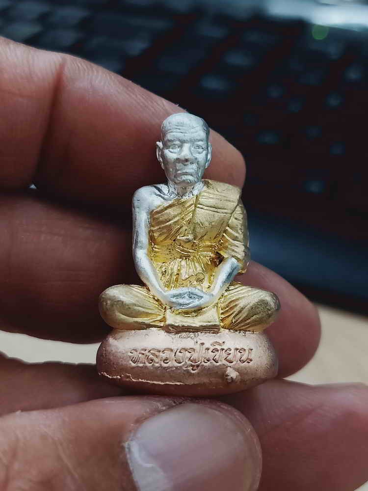 2-1517 วัดใจ 200 รูปหล่อเบ้าทุบ รุ่นสร้างบารมี หลวงปู่เขียน กิตติวังโส วัดโพธิ์ศรี จ.นครพนม 2562 งาน 3K หมายเลข 378 กล่องเดิม