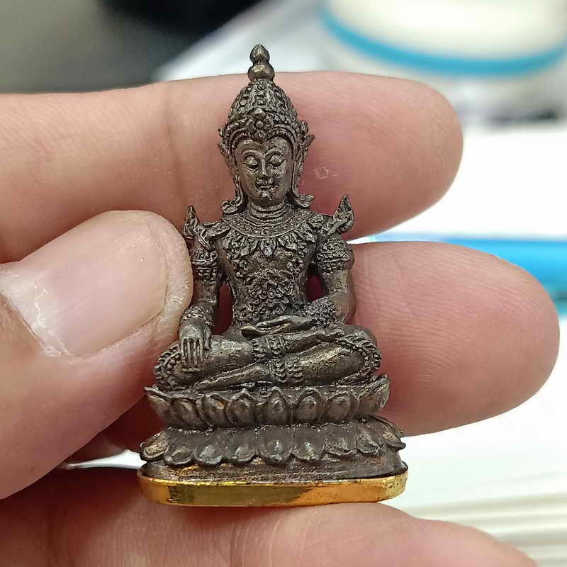 2-77 วัดใจ 200 พระกริ่งมหาจักรพรรดิ์ หลวงปู่แสน อายุ 111 ปี วัดบ้านหนองจิก จ.ศรีสะเกษ ปี 2561 เนื้อสัมฤทธิ์ก้นปลอกลูกปืน หมายเลข 180 สวยนอนกล่องเดิม