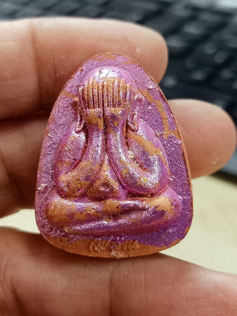 1-1802 วัดใจ 50 พระผงปิดตา รุ่นเงินล้าน หลวงปู่รอด วัดโคกกรม อ.พนมดงรัก จ.สุรินทร์ 2565 หมายเลข 161 กล่องเดิม