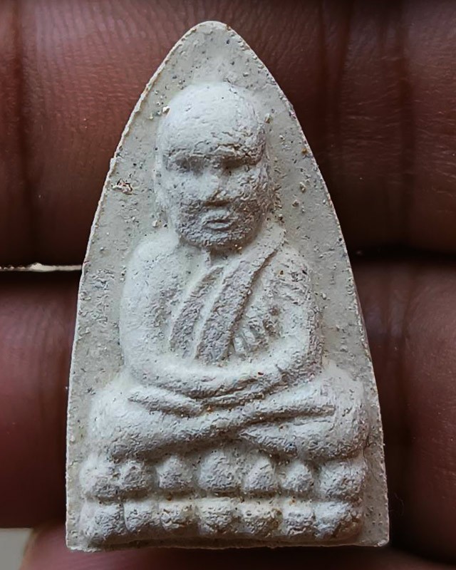 4.หลวงปู่ทวดเนื้อผง รุ่นตำหนักทอง หลวงปู่ทอง สุสังวโร วัดป่ากอสุวรรณ จ.สงขลา พ.ศ. 2540