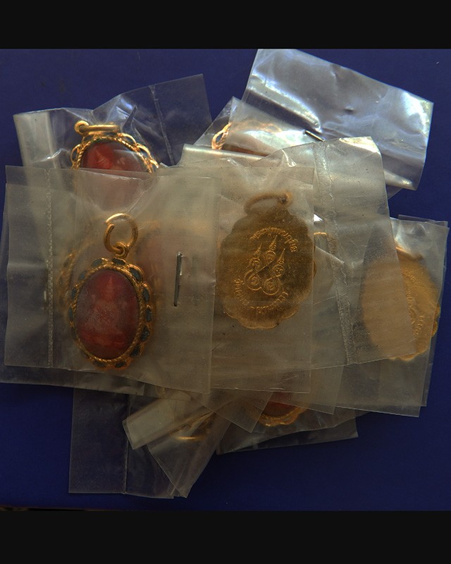 พร้อมกัน 10 องค์ !! ล็อคเก็ตพระพุทธนฤมิต วัดดอน ยานนาวา กทม.เนื้ออลูมิเนียมชุบทองลงยา ปี 251กว่า สูงประมาณ 2 ซ.ม.