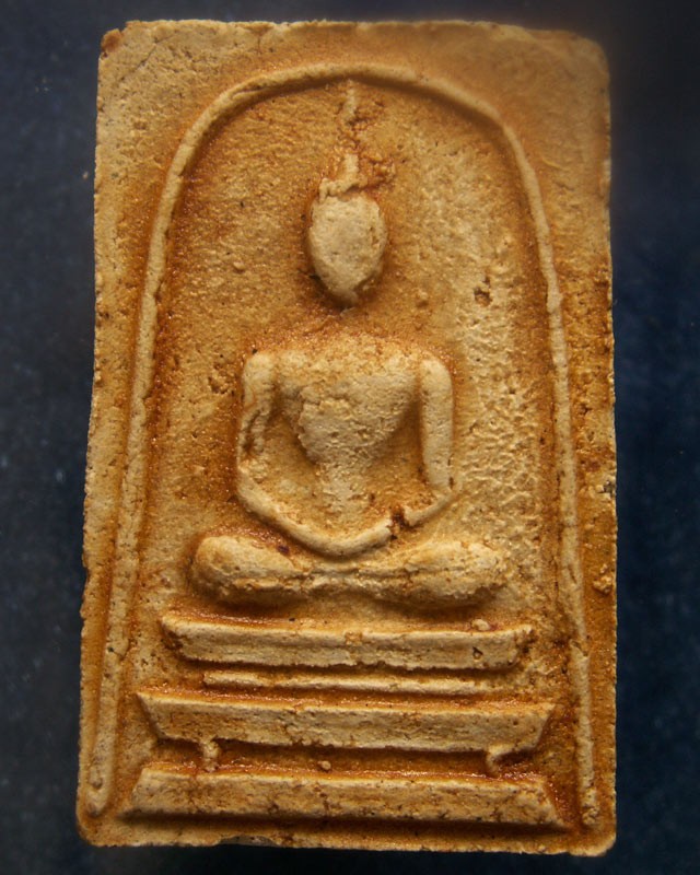 3.พระสมเด็จพิมพ์ขาโต๊ะ เนื้อผงจินดามณีหลังเรียบมีเคลือบ หลวงปู่ทิม วัดละหารไร่ ประธานปรกปลุกเสก ออกวัดไผ่ล้อม จ.ระยอง