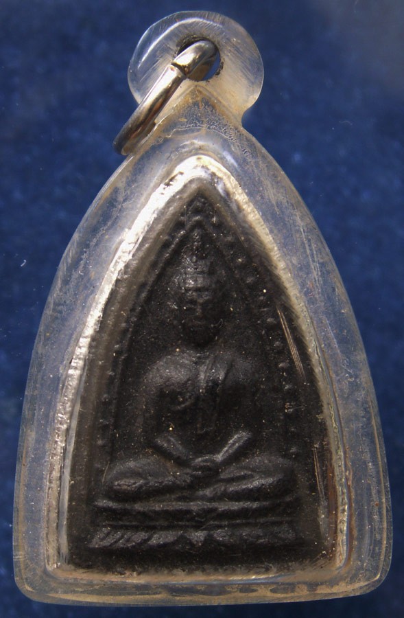 หลวงปู่เฮี้ยง วัดป่า จ.ชลบุรี พระพุทโธข้างเม็ดหลังยันต์น้ำเต้า เนื้อผงคลุกรัก พ.ศ. 2498 ผสมผงหลวงพ่อแก้ว สภาพสวยชัด