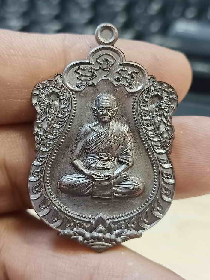 2-905 วัดใจ 100 เหรียญเสมารุ่นปู่ให้รวย หลวงปู่บุญมา สำนักสงฆ์เขาแก้วทอง จ.ปราจีนบุรี ปี 2567 รก.จอง 9 ทองแดงรมมันปู หมายเลข 903 กล่องเดิม