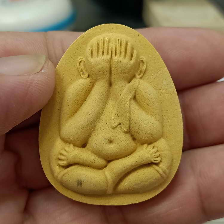 2-210 วัดใจ 50 ปิดตาจั้มโบ้ รุ่นปลดหนี้ ทวีทรัพย์ หลวงพ่อพัฒน์ วัดห้วยด้วน จ.นครสวรรค์ ปี 2565 เนื้อเหลืองเกสร หมายเลข 952 กล่องเดิม