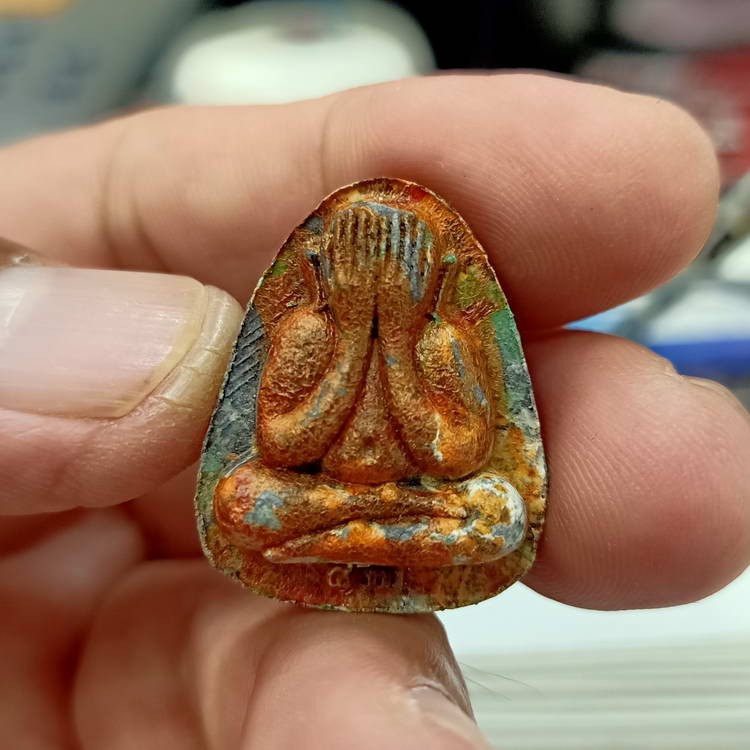 2-262 วัดใจ 50 พระผงปิดตา ที่ระลึกฉลองอายุครบ 8 รอบ หลวงปู่นิ่ม วัดพุทธมงคล จ.สุพรรณบุรี ปี 2566 เนื้อเขียวลายพราง หมายเลข 129 กล่องเดิม