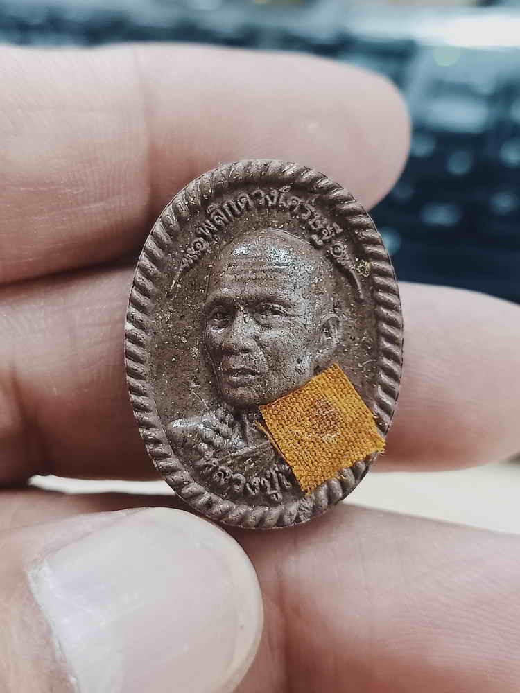 2-1495 วัดใจ 100 พระผงหันข้าง รุ่นพลิกดวงเศรษฐี หลวงปู่เถิง วัดบ้านอาลัย จ.ศรีสะเกษ 2567 น้ำตาลผงยา ติดจีวรเกษา หมายเลข 5 กล่องเดิม***พระสวยน่าเก็บ