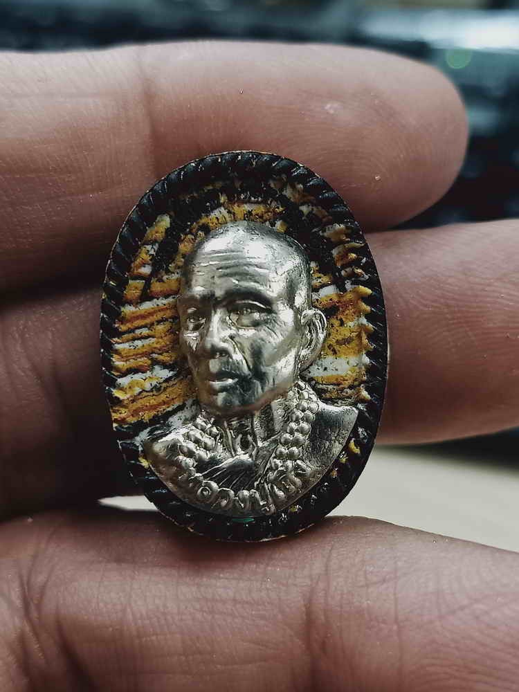 2-1496 วัดใจ 100 พระผงหันข้าง รุ่นพลิกดวงเศรษฐี หลวงปู่เถิง วัดบ้านอาลัย จ.ศรีสะเกษ 2567 เสือเหลือง หลังดำ หน้ากากอัลปาก้า หมายเลข 16 กล่องเดิม***พระสวยน่าเก็บ