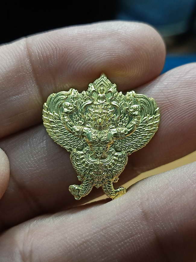 2-291 วัดใจ 100 เหรียญรุ่นเจริญพรบน 85 ปี หลวงปู่บุญมา สำนักสงฆ์เขาแก้วทอง จ.ปราจีนบุรี ปี 2567 รก.80 ตัดชิดครุฑ ชุบทอง หมายเลข 26 สร้าง 29 เหรียญ กล่องเดิม