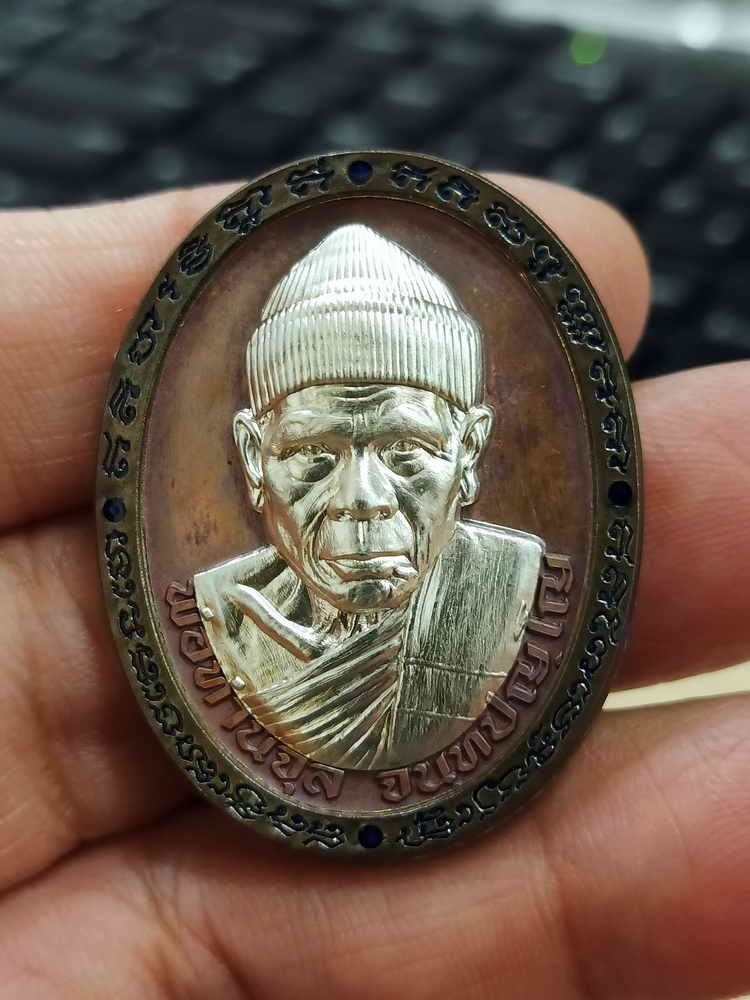 2-1610 วัดใจ 150 เหรียญหมวกอุ่น รุ่นแรก พ่อท่านจุล สำนักสงฆ์ถ้ำเหมา นครศรีธรรมราช ปี 2567 ทองแดงเถื่อน หน้ากากชุบเงิน ลงยาขอบ หมายเลข 13 สร้าง 60 เหรียญ กล่องเดิม