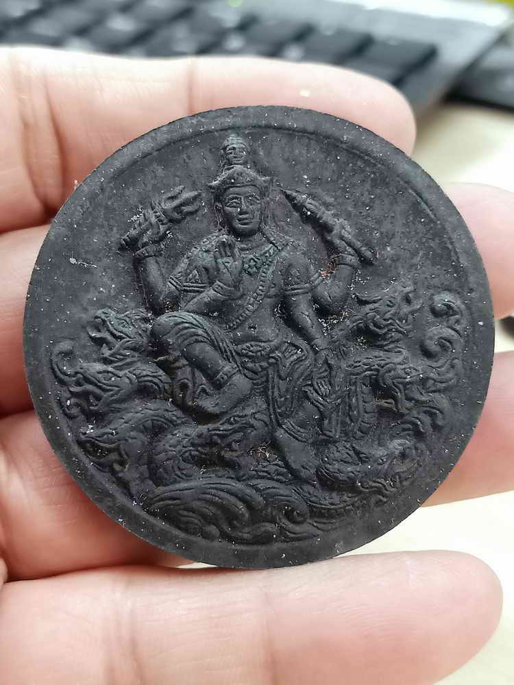 2-1857 G#3 วัดใจ 50  จตุคามรามเทพ รุ่น อริยทรัพย์ไหว้ครู 50 พระอาจารย์ประสูติ ปิยธัมโม วัดในเตา จังหวัดตรัง ปี 2550 ว่านดำ 5 cm. กล่องเดิม