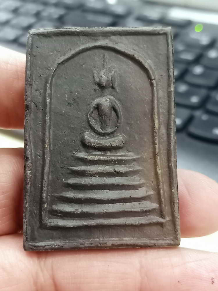 2-1864 วัดใจ 100 พระสมเด็จจัมโบ้ 6 ชั้น หูบายศรี หลังรูปเหมือน ยันต์สี่ หลวงพ่อชำนาญ วัดบางกุฎีทอง จ.ปทุมธานี เนื้อดินเผาดำใบลาน***วัดชินวรารามวรวิหาร