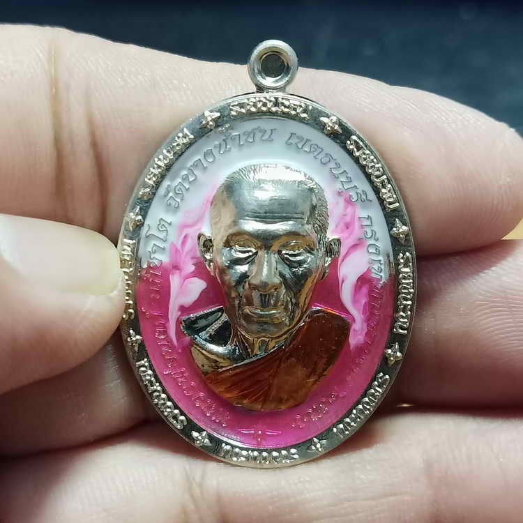 2-315 วัดใจ 100 เหรียญรุ่นรวยชนะจน หลวงพ่อนงค์(ลูกศิษย์หลวงปู่โต๊ะ) วัดบางน้ำชน ธนบุรี กรุงเทพ ปี 2566 เนื้ออัลปาก้า ลงยาชมพูลาวาหน้าหลัง สะท้อนแสง รก.25#35 สร้างน้อย รายการละ 50 องค์ กล่องเดิม***ส่งฟรี