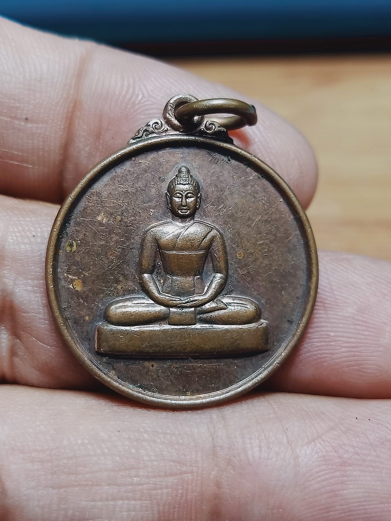 D2039 วัดใจ 50 เหรียญกันภัย วัดพระธรรมกาย จ.ปทุมธานี 2548***สมัยก่อนว่าอยู่บ้านคนมีเงิน