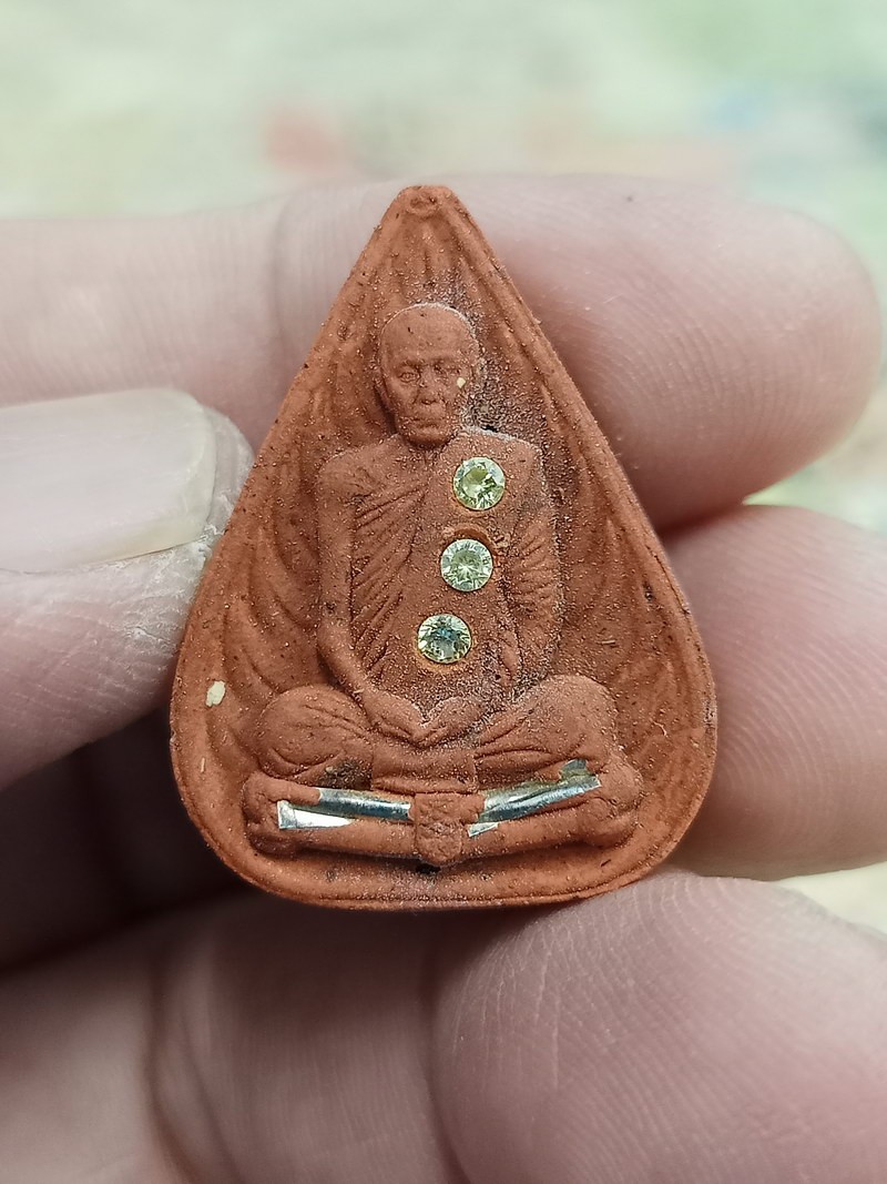 1-1684 วัดใจ 50 พระผงน้ำมันใบโพธิ์รูปเหมือน รุ่นโพธิ์เจริญทรัพย์ หลวงปู่โต๊ะ วัดถ้ำสิงโตทอง จ.ราชบุรี 2567 หมายเลข 14 กล่องเดิม******ออฟชั่นเกินราคา