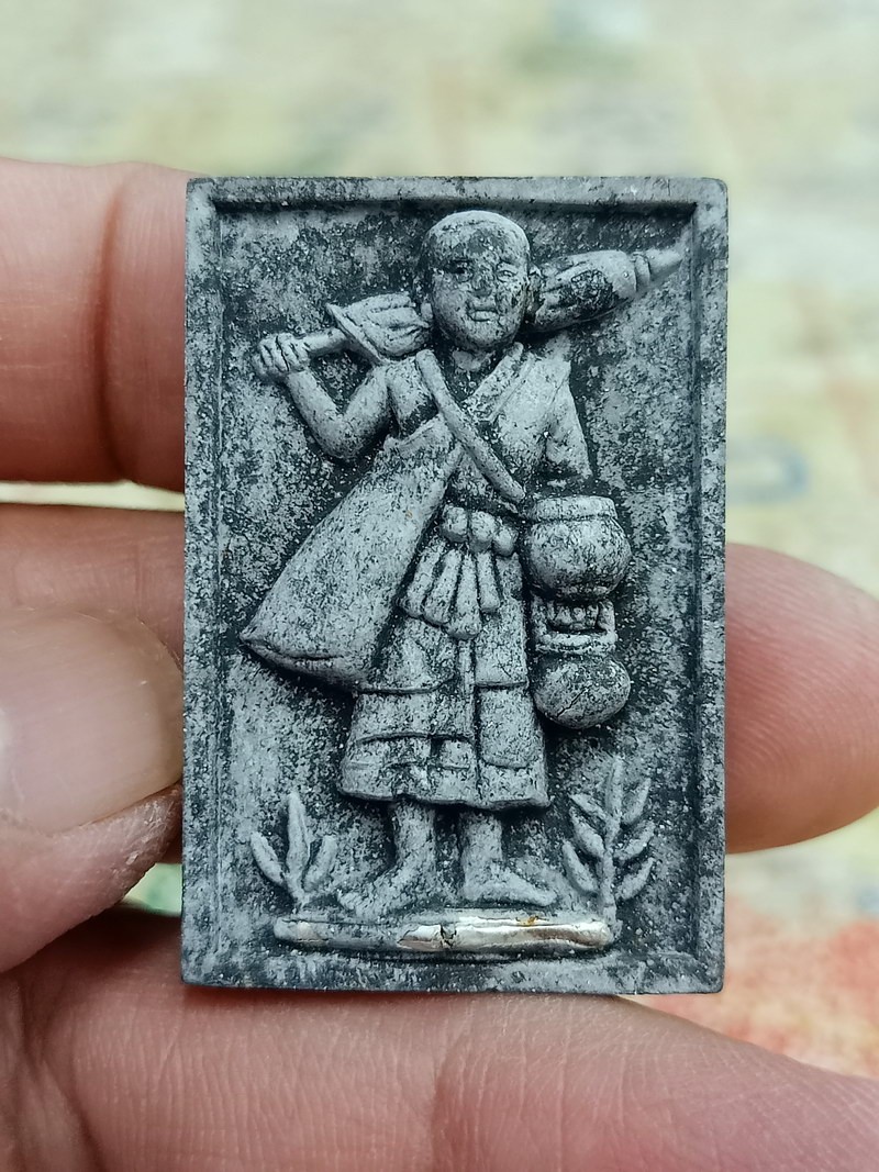 1-1421 วัดใจ 50 พระผงสิวลีนำโชค หลวงปู่โต๊ะ วัดถ้ำสิงโตทอง จ.ราชบุรี ผงธูป ตะกรุดแท้ 2 ดอก หมายเลข 80 กล่องเดิม***สวย หนา คม ใบรายแสดงละเอียดในกล่อง