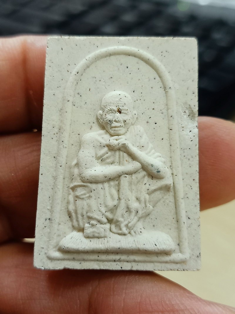 1-1933 วัดใจ 50 พระผงฉลองพิพิธภัณฑ์ หลวงพ่อคูณ 86 ปี วัดบ้านไร่ จ.นครราชสีมา 2552 กล่องเดิม***มีเนื้อหลุด