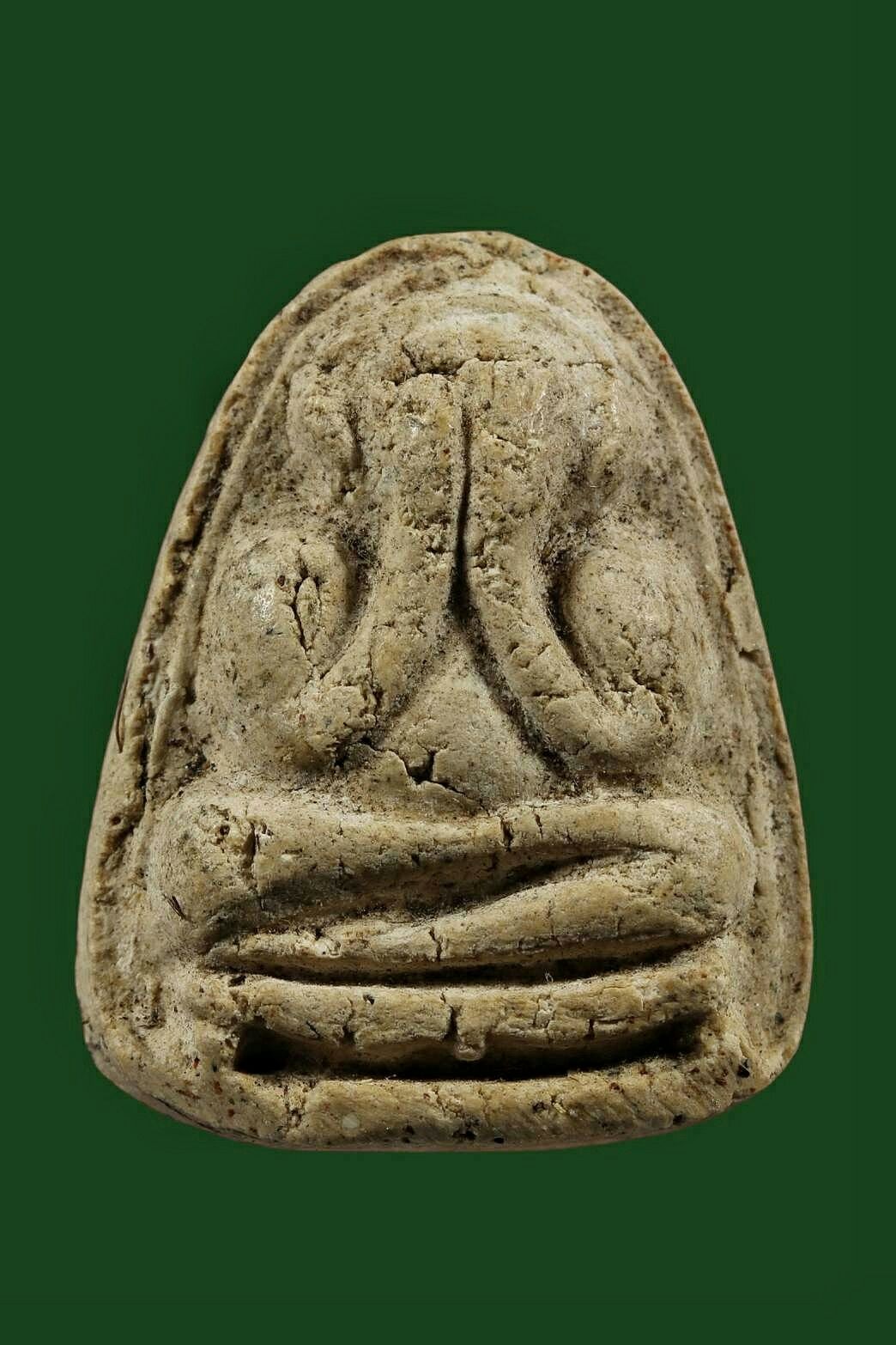 ʕ•́ᴥ•̀ʔっ. . พระปิดตาหลวงปู่เฮี้ยง พิมพ์หลังยันต์อิติเสริมฐาน(นิยม) เนื้อผง วัดป่าฯ จ.ชลบุรี ปี 2505 + บัตรตรวจสอบ dd-pra