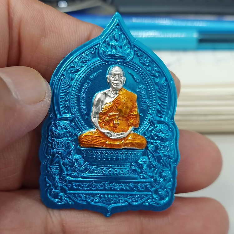 2-634 วัดใจ 100 แถมยกลัง เหรียญนั่งพาน รุ่นทองชนะมาร หลวงพ่อทองวัดบ้านไร่ จ.นครราชสีมา ปี 2565 เนื้อปีกเครื่องบิน ชุบอโนไดซ์ ไม่ตัดปีก หน้ากาก ลงยาสีฟ้า(วันศุกร์) หมายเลข 232 สร้าง 300 เหรียญ กล่องเดิม