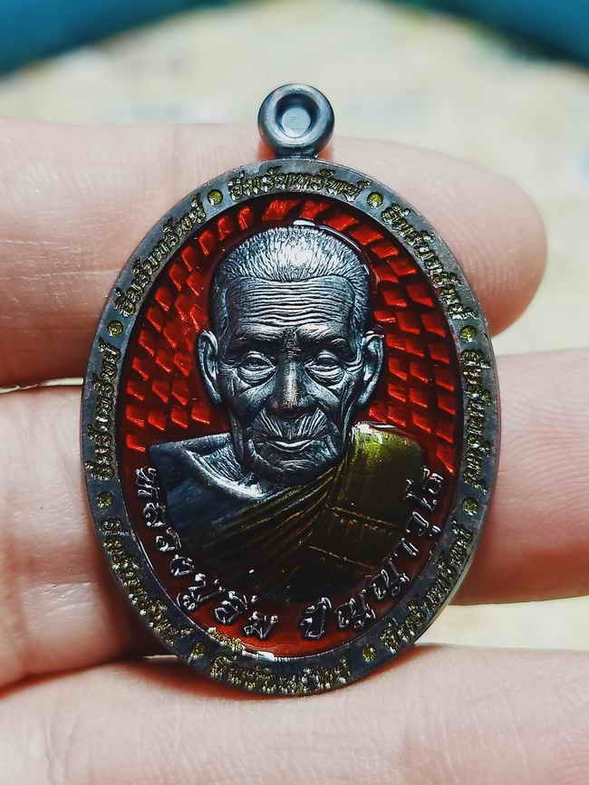 2-1437 วัดใจ 100 เหรียญอิ่มรับทรัพย์ หลวงปู่อิ่ม วัดทุ่งนาใหม่ จ.นครศรีธรรมราช 2566 ทองแดงรมดำ ลงยาแดง หมายเลข 5 กล่องเดิม***สวยคลาสสิค