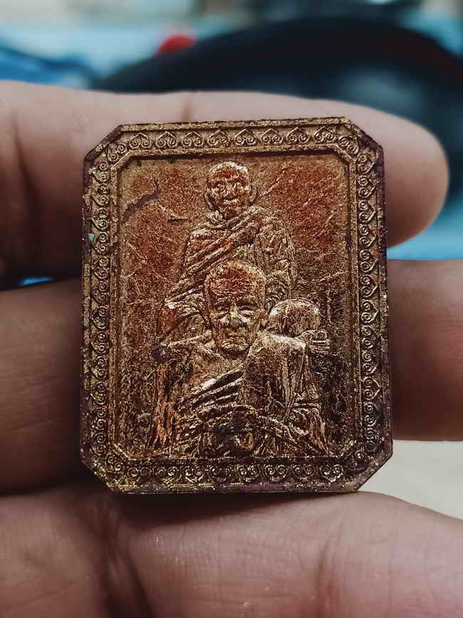 2-1427 วัดใจ 100 เศรษฐีบารมีครู หลวงปู่อิ่ม วัดทุ่งนาใหม่ จ.นครศรีธรรมราช 2566 เทาปูนเปลือกหอย ปิดทอง พ่นน้ำหมากหมายเลข 39 สร้าง 99 องค์ กล่องเดิม***สวยคลาสสิค