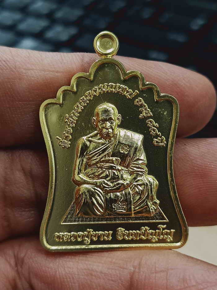 2-1343 วัดใจ 100 เหรียญฉลองมณฑป หลวงปู่ขาน สำนักปฏิบัติธรรมหนองอ้อ จ.มุกดาหาร 2568 กะหลั่ยทอง พ่นทราย หมายเลข 786 กล่องเดิม