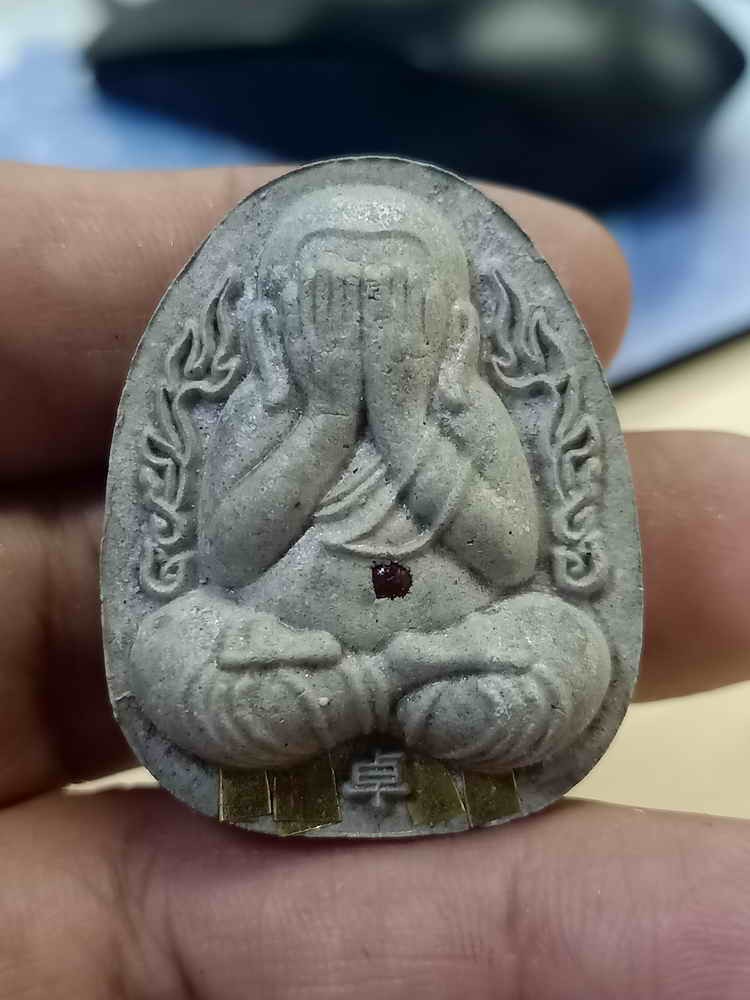 2-549 วัดใจ 100 มาครบ พระปิดตากนกข้าง หลวงปู่โต๊ะ วัดถ้ำสิงโตทอง จ.ราชบุรี 2565 เทาผงธูป สะดือพลอยแดง ตะกรุด 4 ดอก หลัง งช/ตะกรุด เงิน ทอง หมายเลข 57 กล่องเดิม