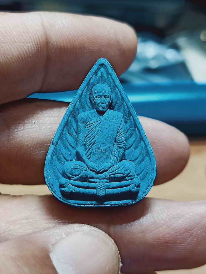 2-1375 วัดใจ 50 พระผงน้ำมันใบโพธิ์รูปเหมือน รุ่นโพธิ์เจริญทรัพย์ หลวงปู่โต๊ะ วัดถ้ำสิงโตทอง จ.ราชบุรี 2567 หมายเลข 18 กล่องเดิม