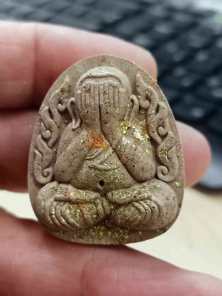 2-1751 วัดใจ 100 พระปิดตากนกข้างบูชาครู หลวงปู่โต๊ะ หลวงพ่อนงค์ วัดบางน้ำชน ธนบุรี จ.กรุงเทพ ปี 2565 จัมโบ้ มวลสารดี หมายเลข 1659 กล่องเดิม