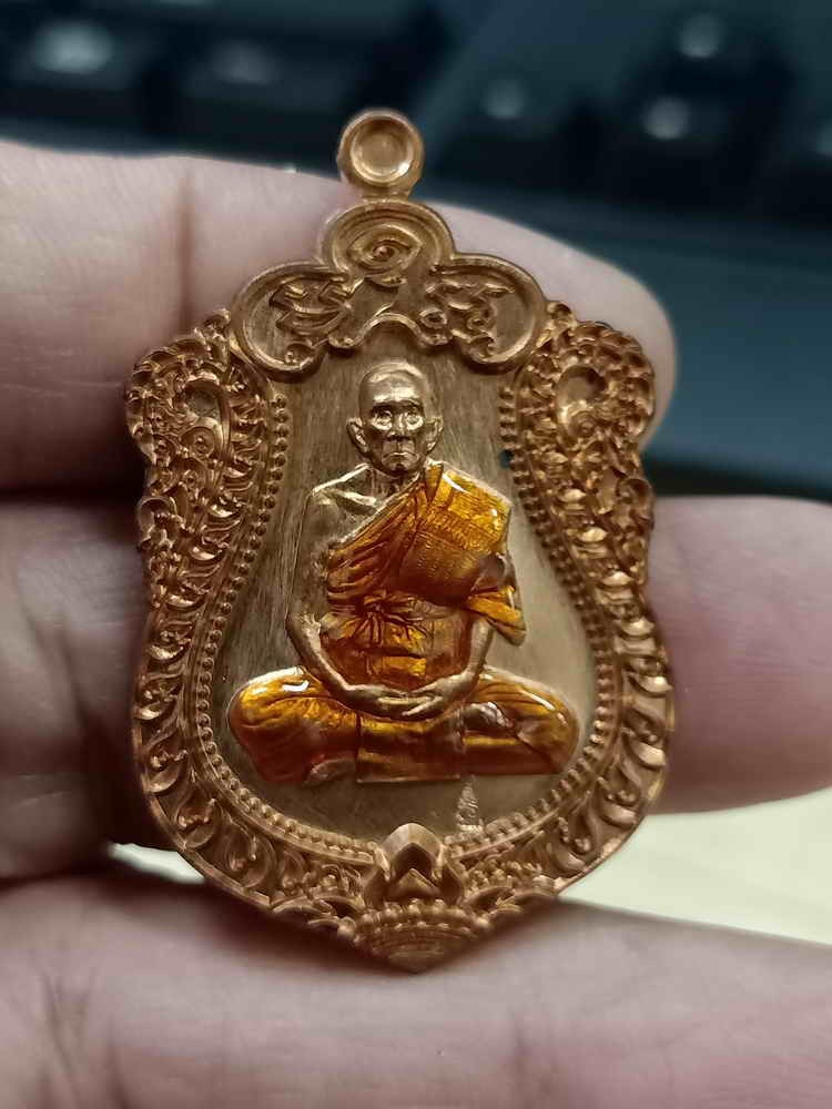 2-1035 วัดใจ 100 เหรียญเสมา 94 ปี รุ่นแรก หลวงปู่สวน วัดวังทรายพูน จ.พิจิตร 2567 ทองแดงผิวไฟ ลงยาจีวร หมายเลข 78 สร้าง 94 เหรียญ กล่องเดิม