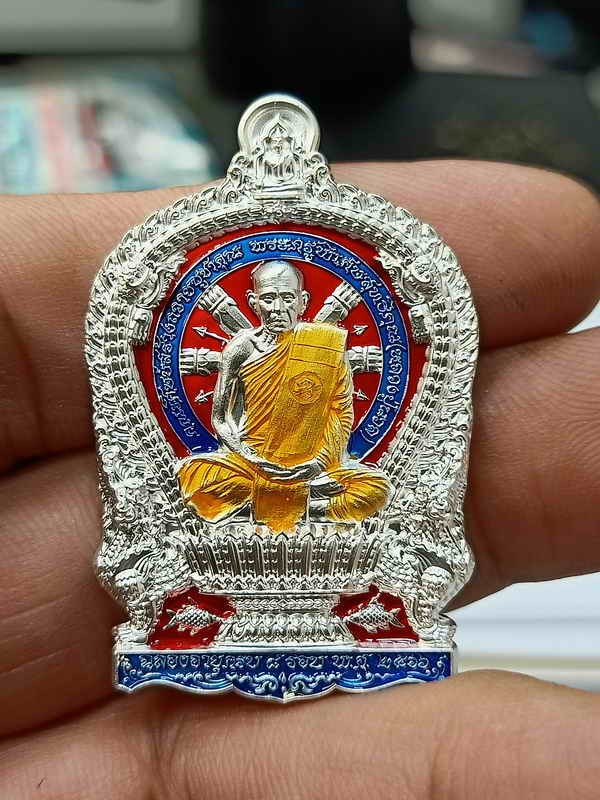 2-246 วัดใจ 150 เหรียญนั่งพาน 8 รอบ มวลสาร 100 ล้าน หลวงปู่นวล อัคฺคธฺมโม วัดศรีสุทธาวาส(วัดหนองจอก) อ.ทับคล้อ จ.พิจิตร เนื้อชุบเงิน ลงยาเต็ม ลงยาจีวร หมายเลข 36 กล่องเดิม