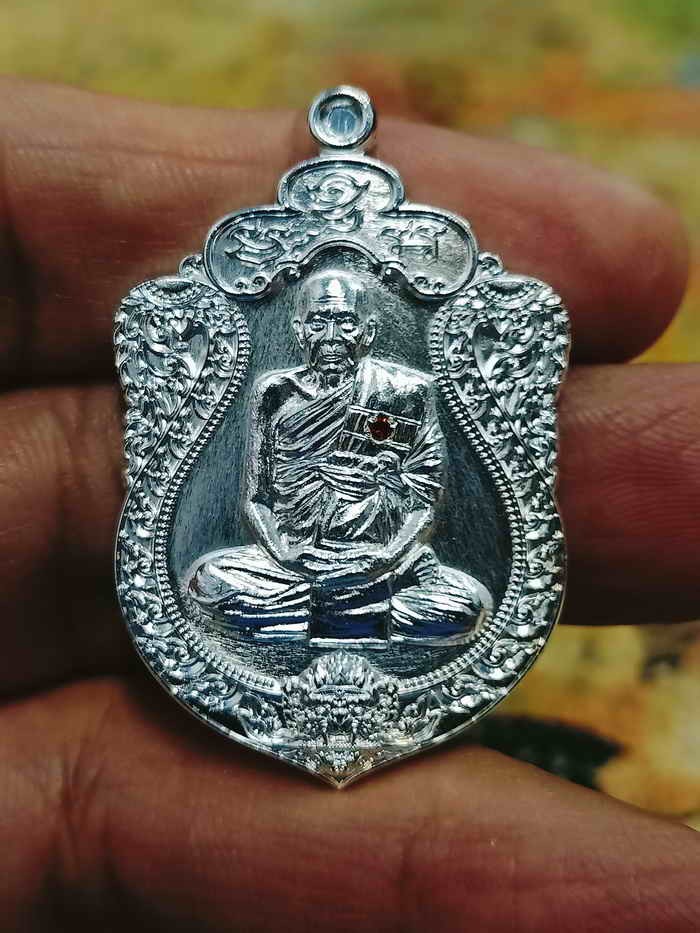 2-1774 วัดใจ 100 เหรียญเสมาหนุมานร่ายเวทย์ 108 ปี หลวงปู่คีบ ธีรปัญโญ วัดป่าสุทธาวาส นครพนม 2567 ชุบเงิน ฝังพลอย หมายเลข 11 สร้าง 30 กล่องเดิม