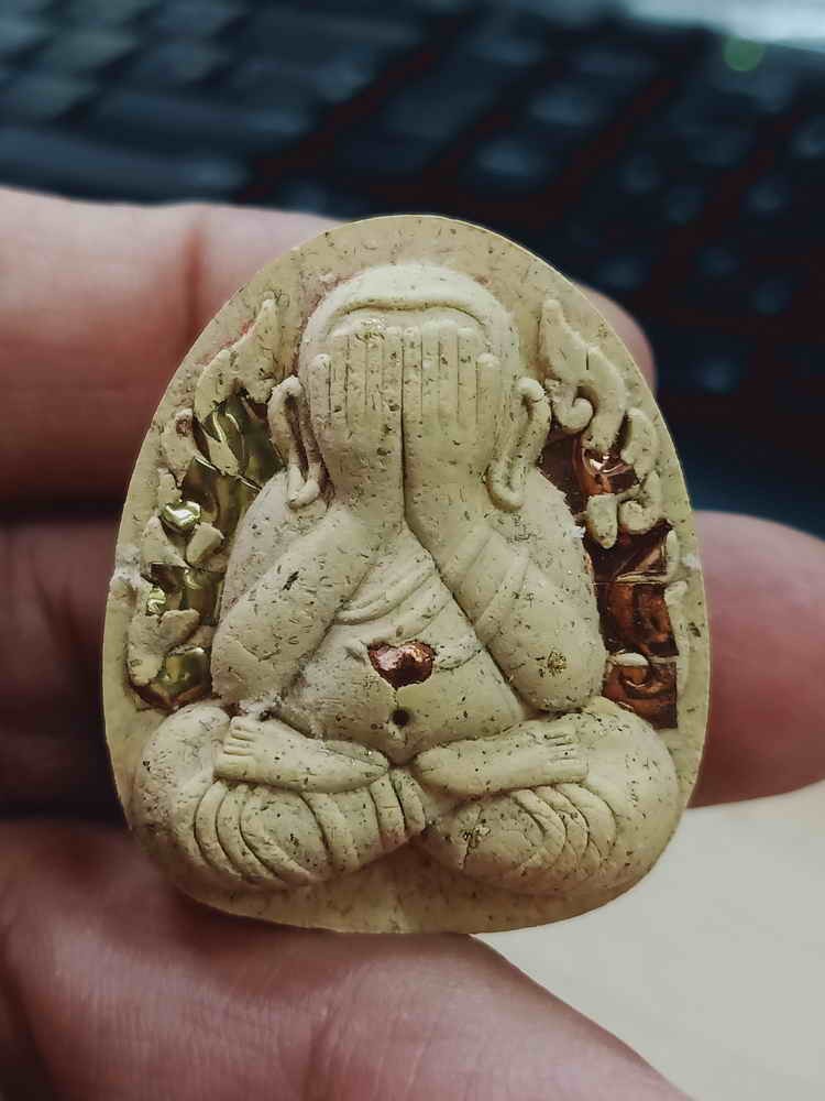 2-1512 วัดใจ 200 พระปิดตากนกข้างบูชาครู หลวงปู่โต๊ะ โดยหลวงพ่อนงค์ วัดบางน้ำชน ธนบุรี กรุงเทพ 2565 เนื้อผงขมิ้น ตะกรุด ทองทิพย 4 ทองแดง 4 รก.นำฤกษ์ หมายเลข 39 กล่องกำมะหยี่เดิม***สร้างน้อย ให้ราคาวัดกันเลย