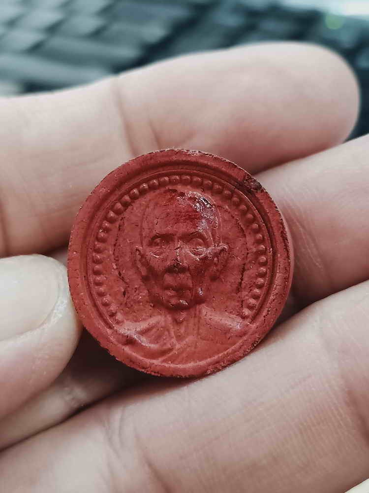 2-1511 วัดใจ 100 พระผง ล้อแม็ก รุ่นแรก หลวงปู่โต๊ะ ออกวัดบางน้ำชน ธนบุรี จ.กรุงเทพ 2566 เนื้อผงสีแดง หมายเลข 465 กล่องเดิม