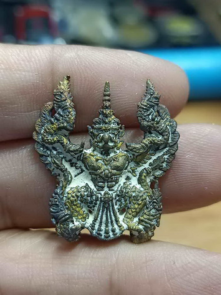 2-992 วัดใจ 100 ต่ำจอง เหรียญหล่อ พญาครุฑ รุ่น 9 หน้า เจริญพร พระอาจารย์ละ วัดสร้อยสุวรรณ ต.นาบ่อคำ อ.เมืองกำแพงเพชร จ.กำแพงเพชร 2559 ชนวนโลหะผิวไฟหัวทอง หมายเลข 487 สร้าง 1999 กล่องเดิม***หลังจอง 200