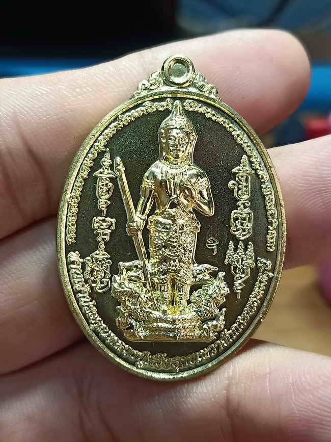 2-494 วัดใจ 100 เหรียญหลวงปู่ศรีอรุกขเทวา รุ่นสร้างอุโบสถ วัดเขาช่องกลิ้งช่องกรด อ.เลาขวัญ จ.กาญจบุรี 2556 กะไหล่ทอง หมายเลข 394 กล่องเดิม