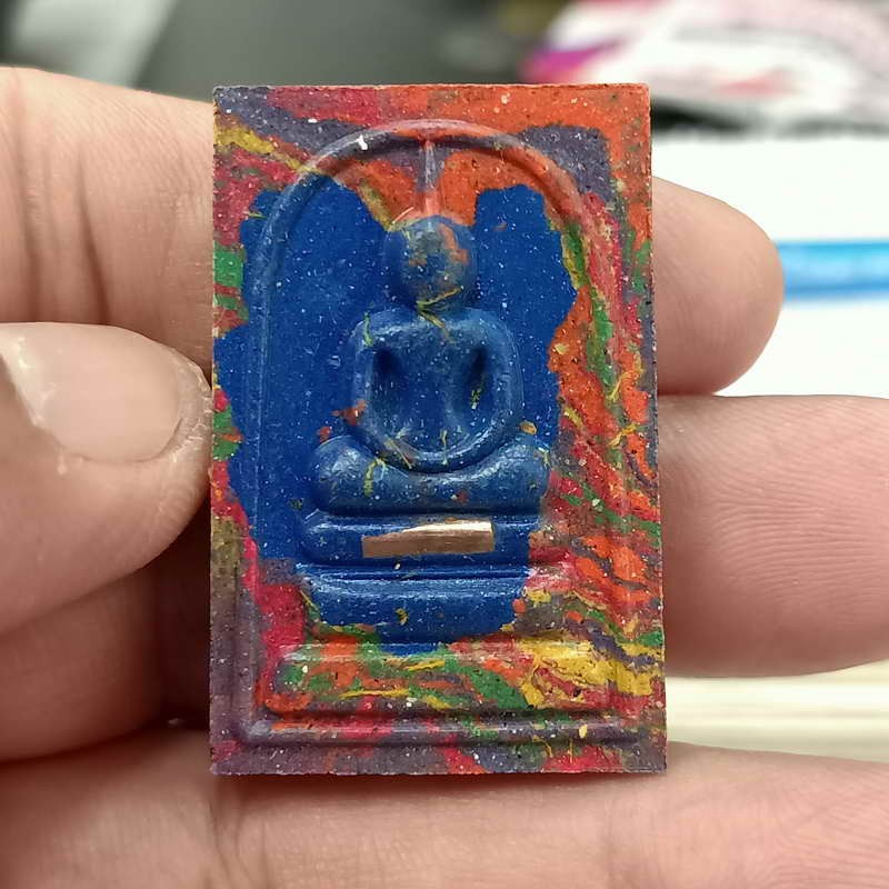 2-621 วัดใจ 100 สมเด็จกฐิน รุ่น 1 อายุ 106 ปี หลวงปู่อิ่ม วัดทุ่งนาใหม่ จ.นครศรีธรรมราช ปี 2566 เนื้อสายรุ้ง ตะกรุดทองแดง โรยมวลสาร หมายเลข 212 กล่องเดิม