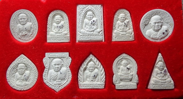 (120--) ชุดพระผงหลวงปู่ทิม วัดพระขาว จ.อยุธยา ปี 2540 เนื้อผงสีขาวโรยแร่พลอยแดงทุกองค์ พร้อมกล่องเดิมจากวัด