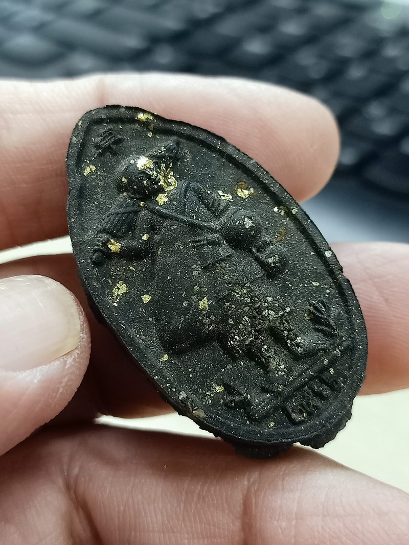 1-1753 วัดใจ 50 พระผงสีวลี รุ่นแรก หลวงปู่โต๊ะ วัดถ้ำสิงโตทอง จ.ราบุรี 2566 ดำใบลาน หมายเลข 348 กล่องเดิม