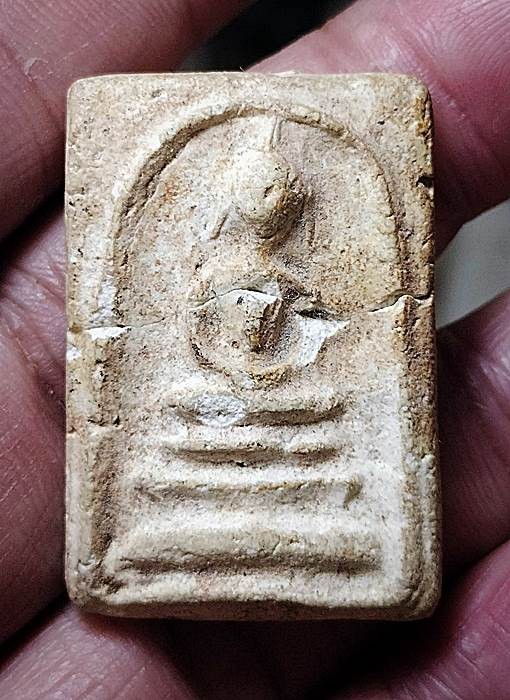 พระสมเด็จสามชั้นหลังยันต์จม เนื้อผงวัดระฆังล้วน หลวงพ่อสุพจน์ วัดสุทัศน์ฯ พิธีอินโดจีน ปีพศ.2484..สภาพหักซ่อมตามรูป..เคาะเดียว