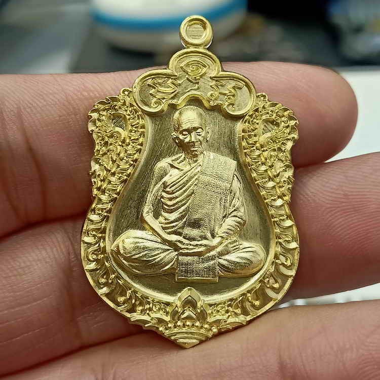 2-583 วัดใจ 200 เหรียญเสมา 8 รอบ หลวงปู่เถิง วัดบ้านอาลัย จ.ศรีสะเกษ ปี 2566 ชุดถวายวัด เนื้อทองเหลือง หมายเลข 840 สร้าง 800 เหรียญ กล่องเดิม***ข่าวว่าตู้วัด 500