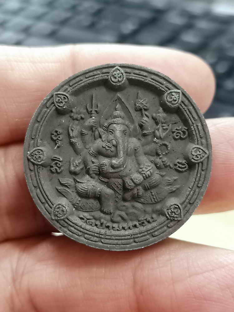 2-1861 วัดใจ 100 พระผง พระพิฆเนศ ครูบากฤษณะ วัดป่ามหาวัน จ.นครราชสีมา ดำใบลาน 3 ซม. ไม่มีกล่อง