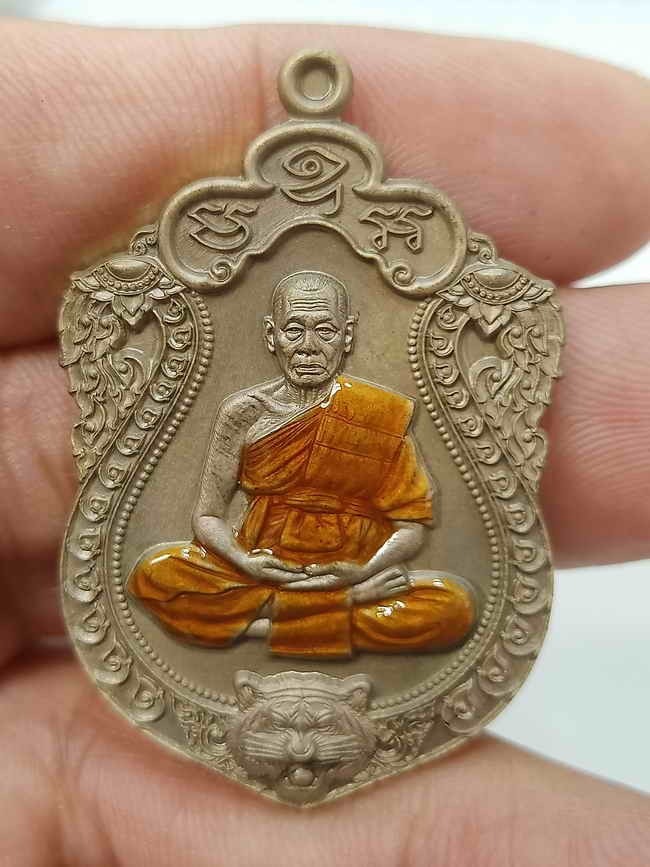 2-196 วัดใจ 100 เหรียญรุ่นเสมาเสือคาบแก้ว ครบ 83 ปี หลวงพ่อยูร วัดพนมเศษเหนือ นครสวรรค์ ปี 2567 ชนวนโบราณ ลงยาจีวร หมายเลข 149 สร้าง 181 เหรียญ กล่องเดิม