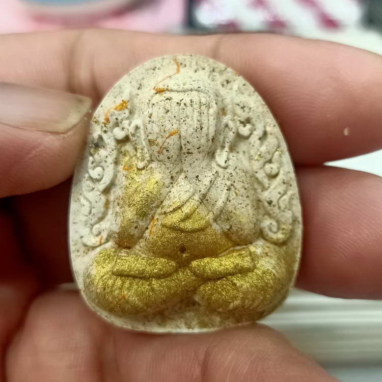 2-207 วัดใจ 100 พระปิดตากนกข้างบูชาครู หลวงปู่โต๊ะ หลวงพ่อนงค์ วัดบางน้ำชน ธนบุรี จ.กรุงเทพ ปี 2565 เนื้อว่านขาวเกสร โรยตะไบทองพระประธาน #167 พิมพ์จัมโบ้ สวย กล่องเดิม