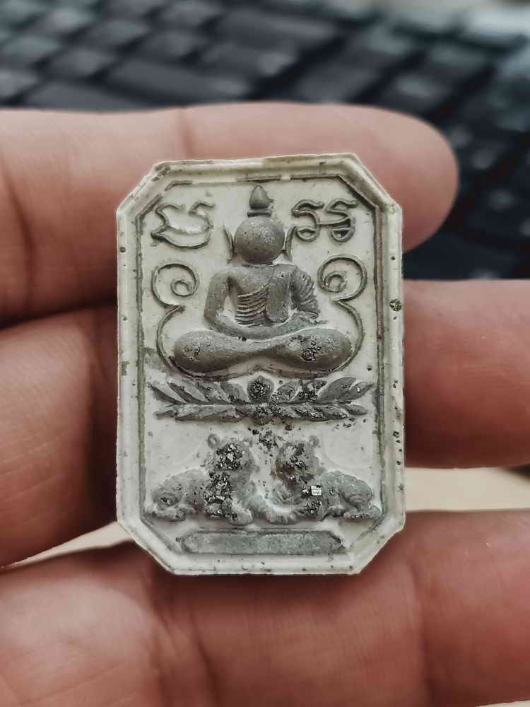 2-1526 วัดใจ 100 งานแรร์ พระสมเด็จพุทธศิลป์ มนต์นาคา รุ่นเจ้าสัว หลวงปู่คีบ ธีรปัญโญ อายุ 108 ปี วัดป่าสุทธาวาส จ.นครพนม ปี 2567 เนื้อทูโทน โรยเพชรหน้าทั่ง แช่น้ำมนต์ หมายเลข 500 กล่องเดิม***ทีมพี่เสือสร้าง