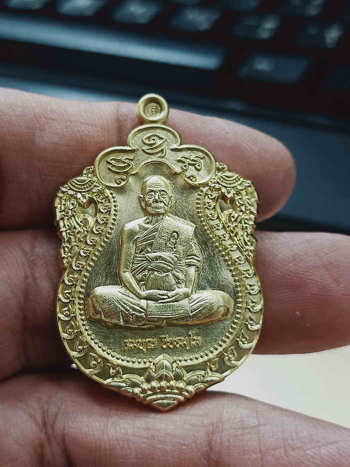 2-1095 วัดใจ 100 เหรียญเสมา 100 ปี บารมีปิยธมโม หลวงพ่อสมบุญ วัดลำพันบอง จ.สุพรรณบุรี ปี 2567 ทองทิพย์ หมายเลข 569 กล่องเดิม***สายสุพรรณดันดี