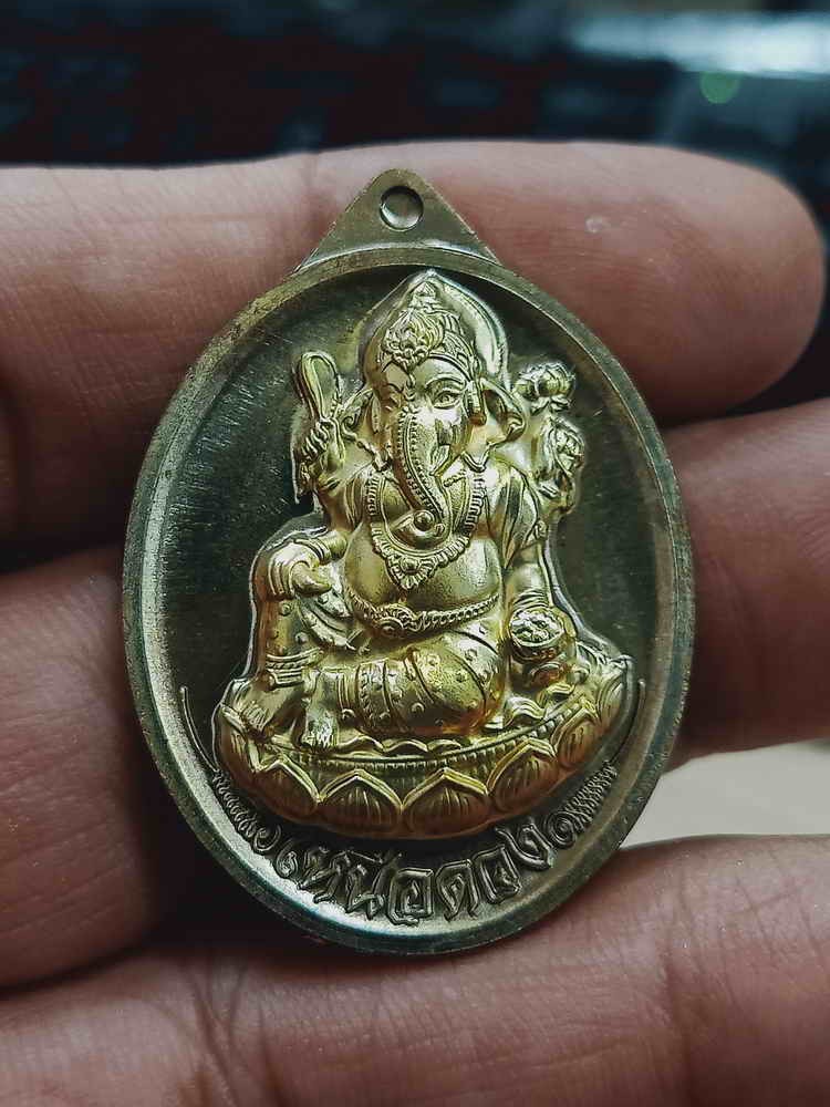 2-1499 วัดใจ 100 เหรียญพระพิฆเนศปางเสวยสุข รุ่นเหนือดวง วัดปุดเนียม จังหวัดศรีสะเกษ 2568 ชนวนหน้ากากทองทิพย์ หมายเลข 462 กล่องเดิม***เกจิเมตตาอธิษฐานจิต